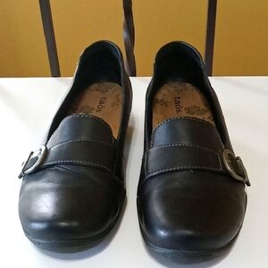 Taos Footwear Black Leather Loafers with Decorative Buckle